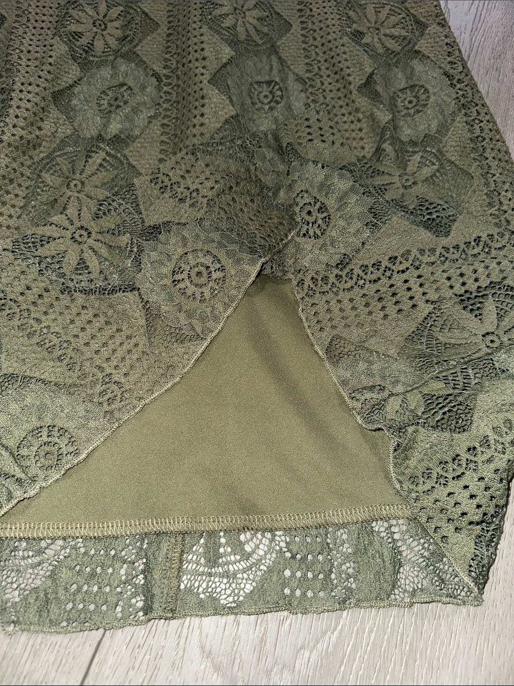 Miami Olive Green Lace Dress with Keyhole Back and flutter sleeves size medium - Picture 5 of 9
